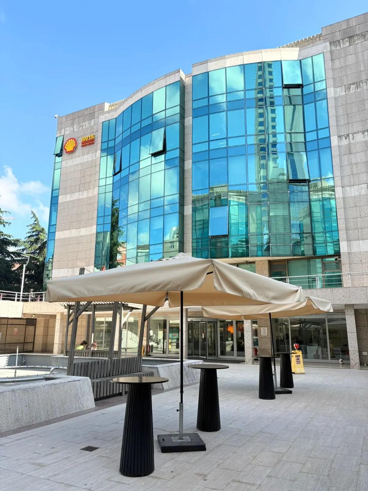 Bina girişini açık bırakan açık hava bistro masası yerleşimi