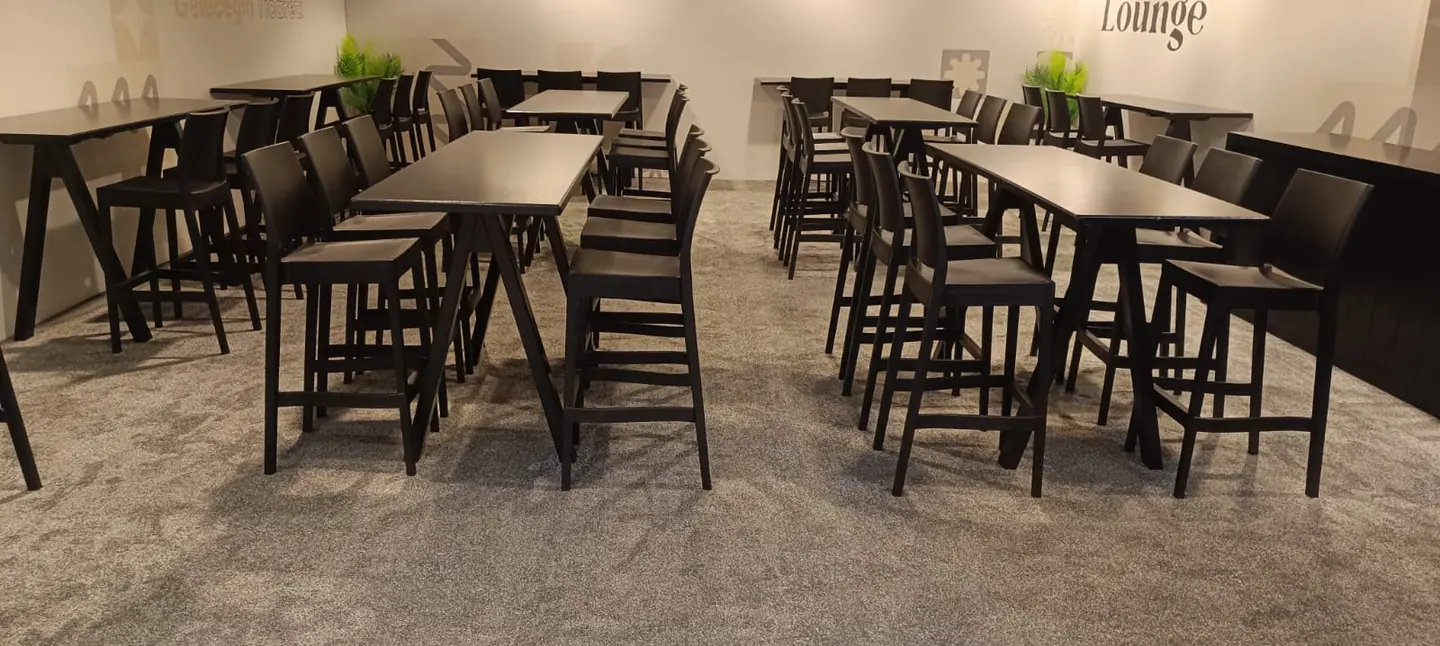Geleceğin Ticareti standında yüksek masa ve lounge bölümlerinin birlikte görünümü