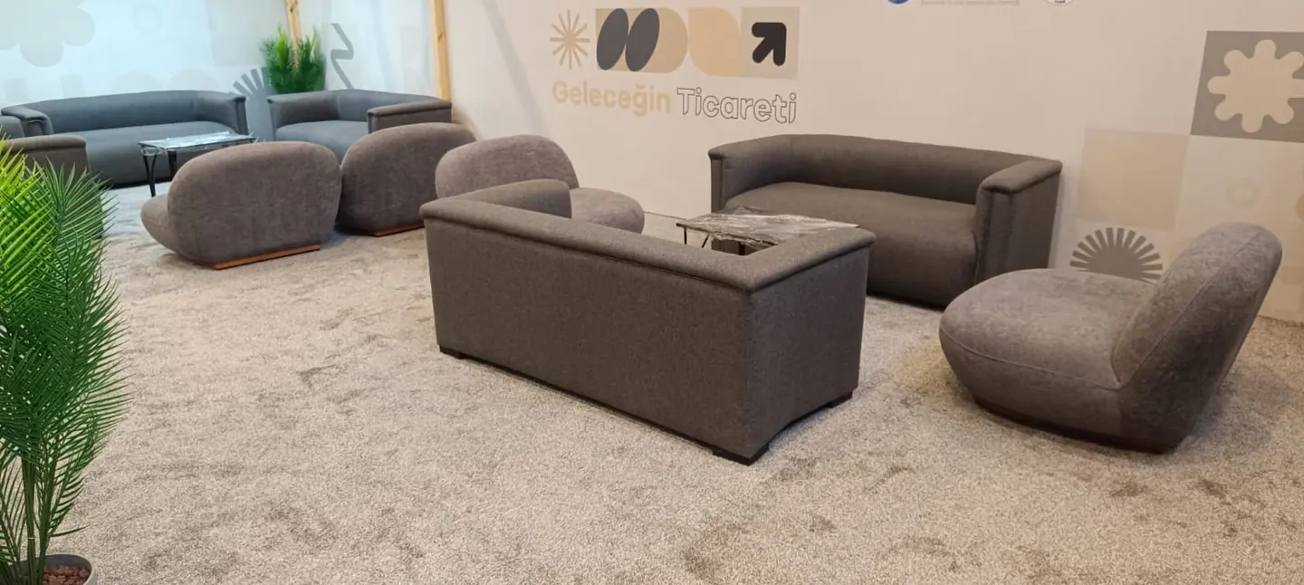 Geleceğin Ticareti temalı konferans alanında gri modüler lounge koltukları