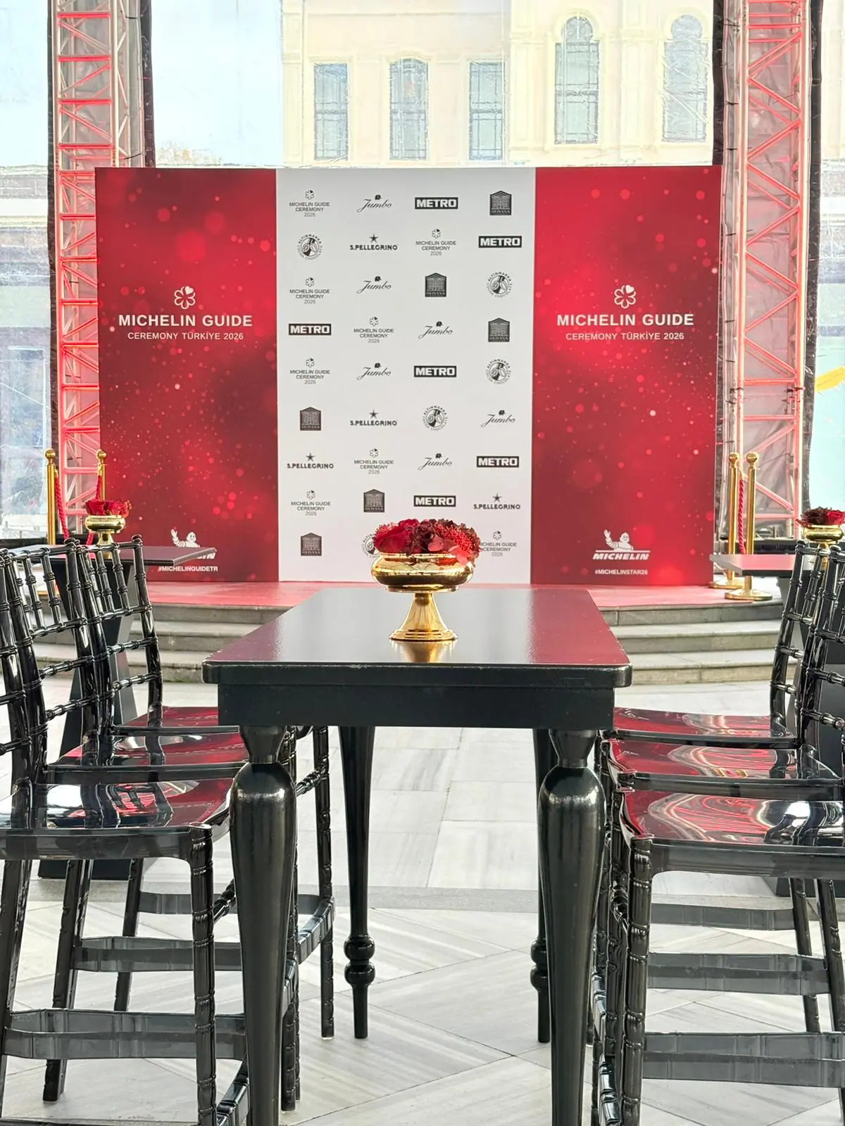 Michelin Guide Türkiye 2026 alanında siyah yüksek masa ve sandalyeler