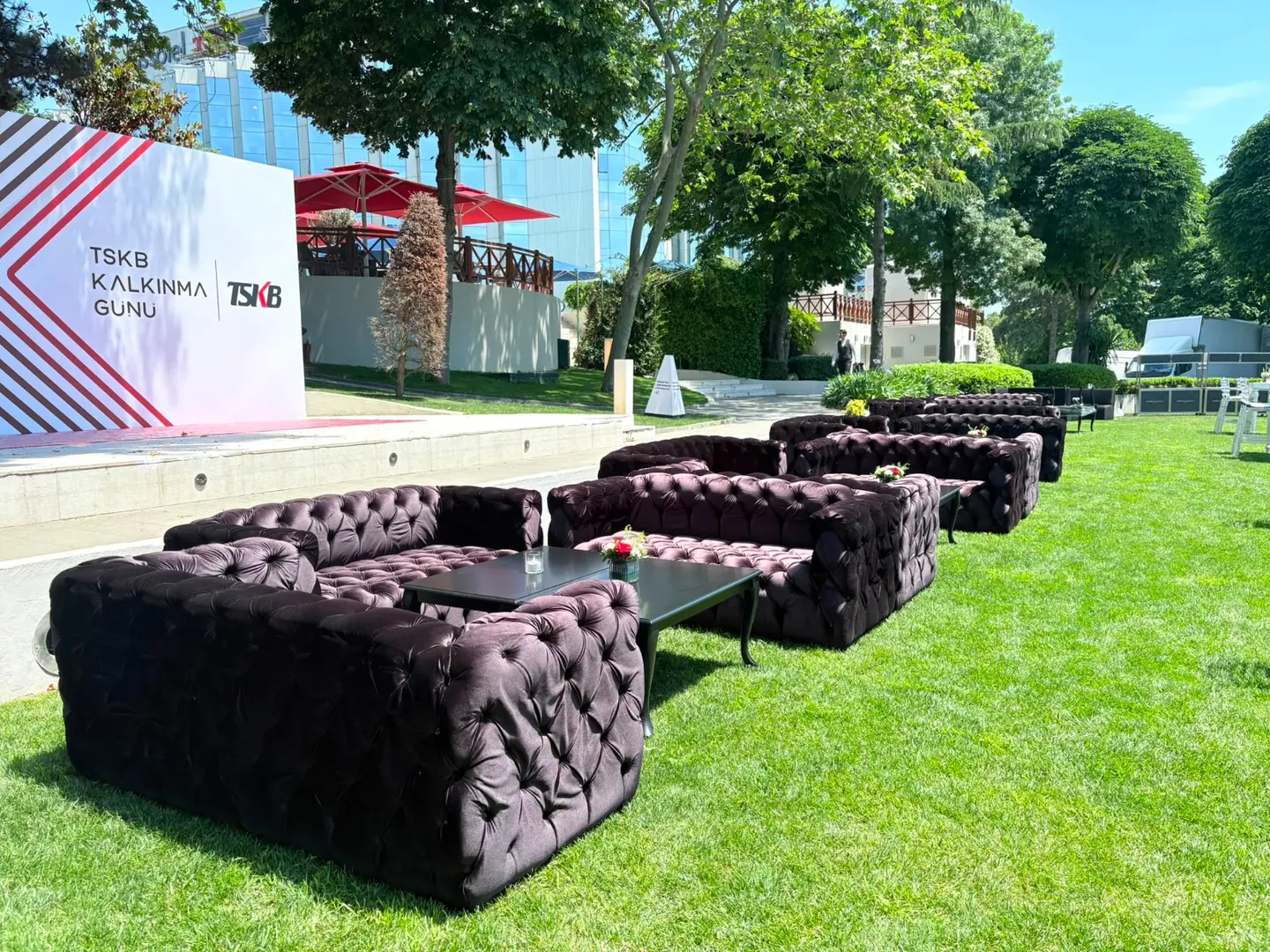 TSKB Kalkınma Günü sahne yanında koyu renk Chester lounge koltukları