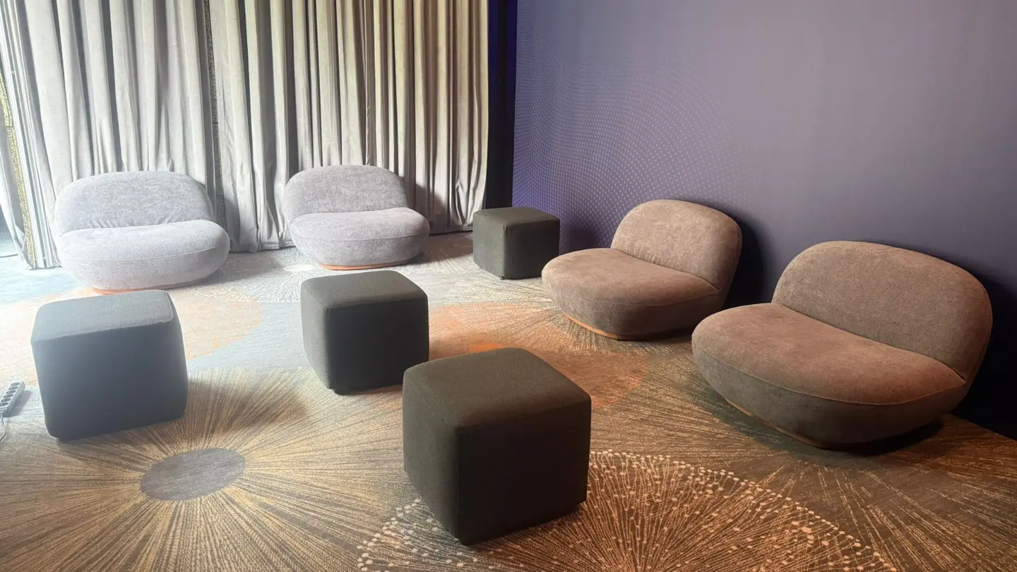 UEZ 2026 konuşmacı lounge alanında alçak koltuklar ve puflar