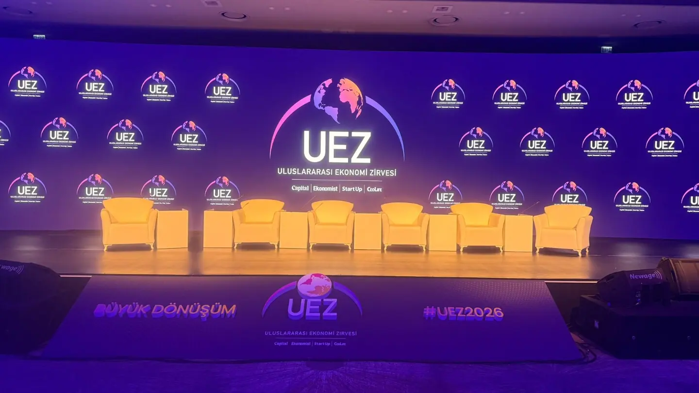 UEZ 2026 panel sahnesinde konuşmacı koltukları ve sahne mobilyası