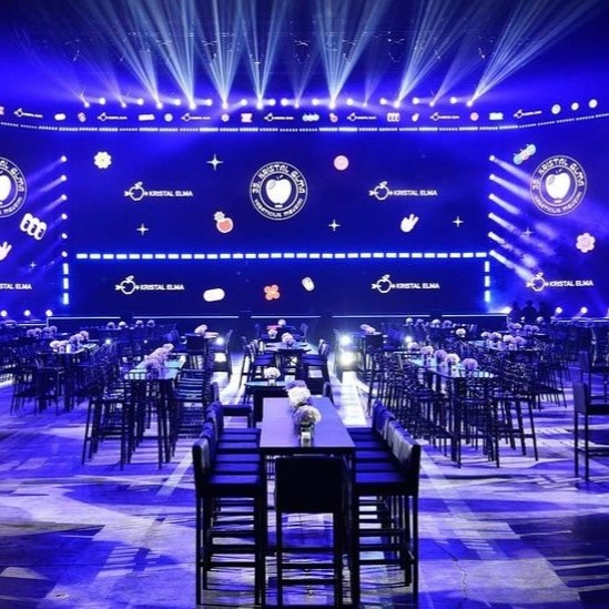 Büyük gala töreni sahne ve masa düzeni