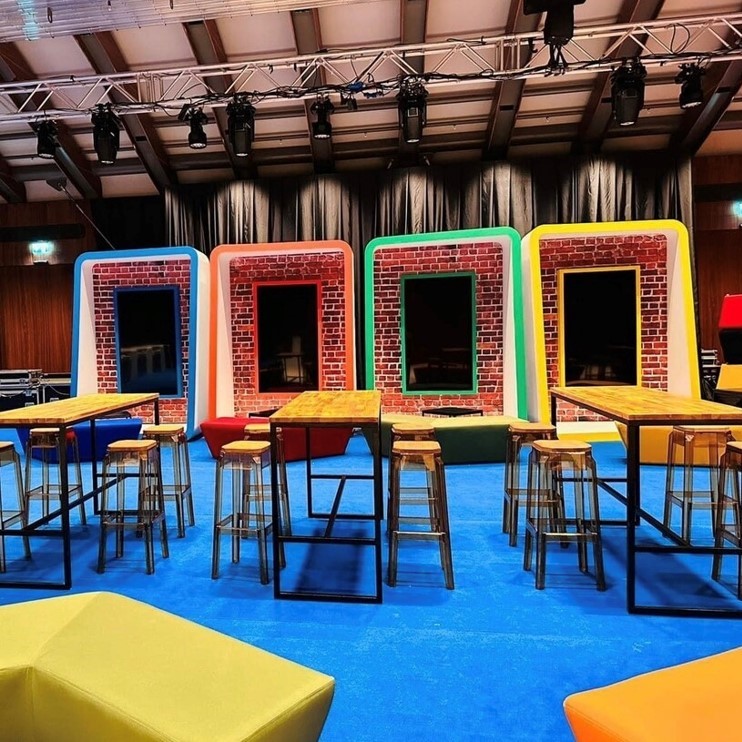 Renkli ürün lansmanı bar masası kurulumu