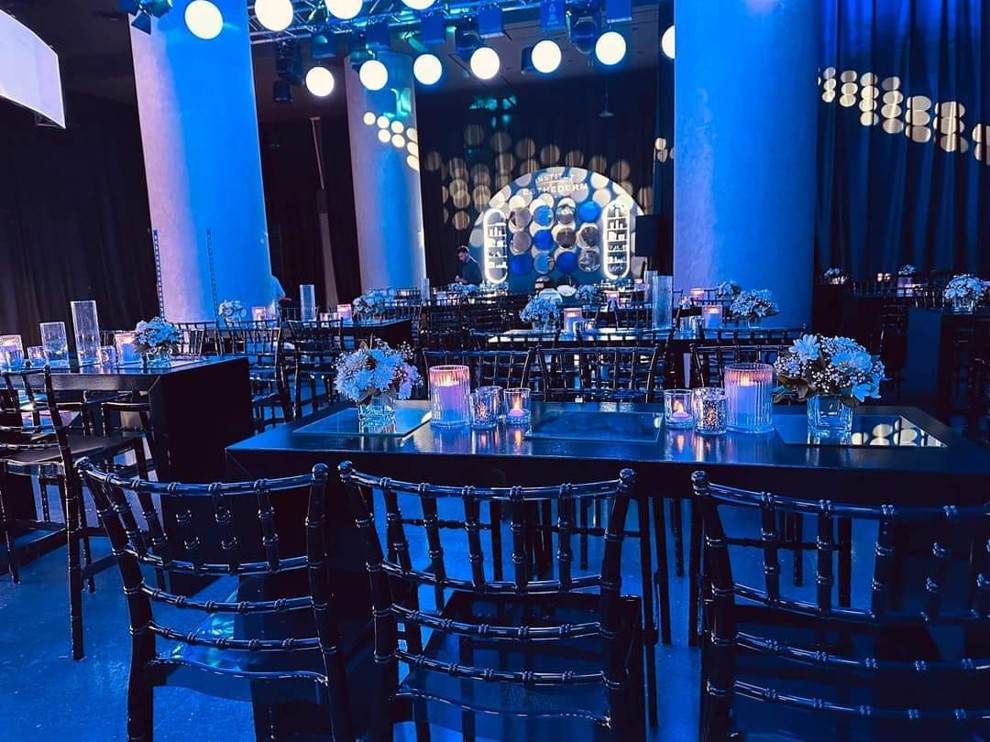 Gala daveti mavi ışıklı chiavari sandalye düzeni