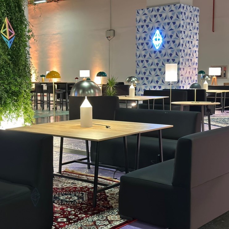 Etkinlik lounge koltuk ve masa kurulumu